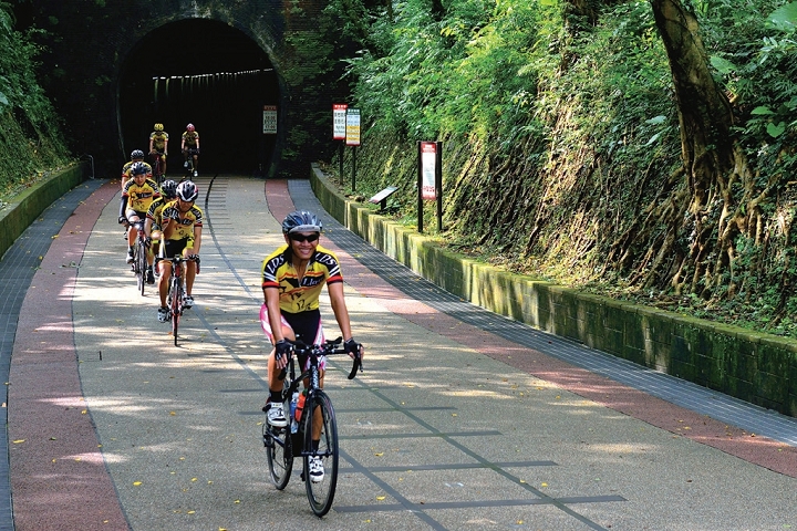 台灣第一條由鐵路隧道改造的舊草嶺隧道自行車道。　圖：陳豐榮╱攝