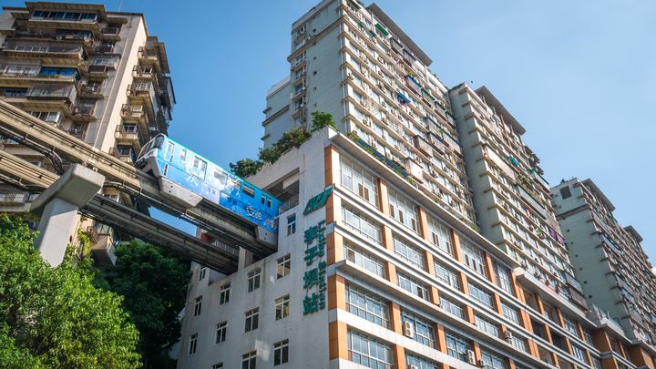 ▲列車穿越大樓的奇特景觀。　圖：Shutterstock／來源