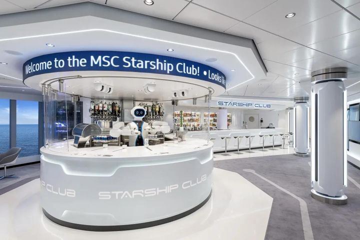 ▲MSC星際酒吧，配備海上人型機器人調酒師Rob。　圖：MSC地中海郵輪╱提供