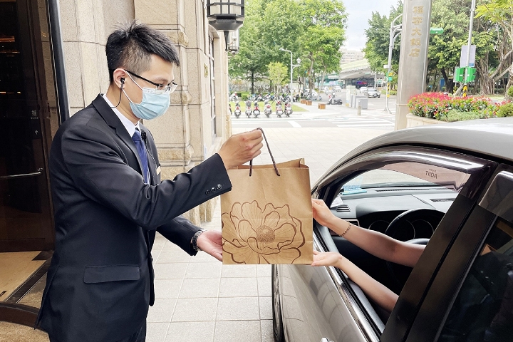 飯店特別提供免下車取餐服務好安心。　圖：福容大飯店╱提供