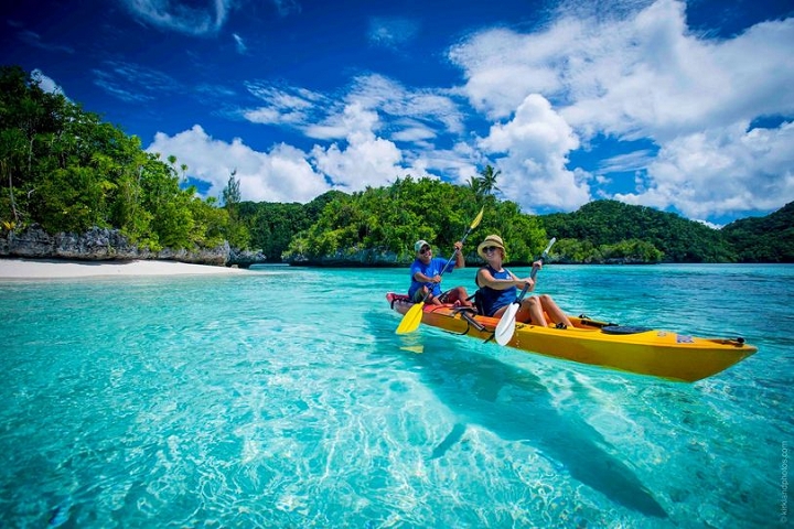 充滿夏日風情的群島，圍繞著壯闊的藍天與海。   圖：帛琉觀光局Palau Visitors Authority╱提供