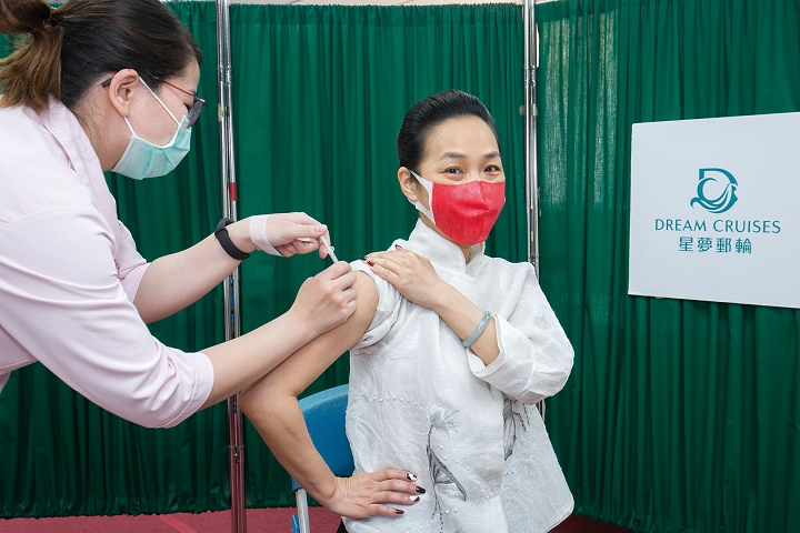 雲頂郵輪集團台灣區業務部副總裁劉曉寧接受COVID-19疫苗接種。　圖：雲頂郵輪集團╱提供