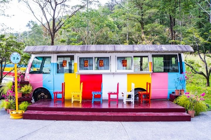 ▲涼山遊憩區的彩虹公車亭為熱門網美打卡拍照點之一。　圖：交通部觀光局茂林國家風景區管理處╱提供