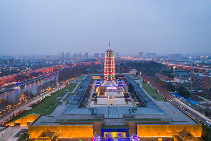 ▲大報恩寺的琉璃塔夜晚燈光璀璨。　圖：Shutterstock／來源