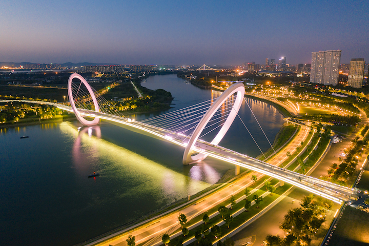 ▲夜色降臨的南京眼步行橋。　圖：Shutterstock／來源