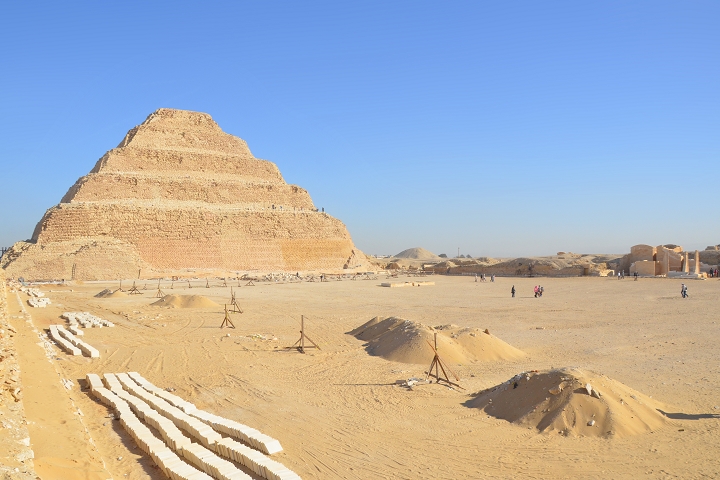 ▲左塞爾階梯金字塔，外型象徵一個巨大的王冠。　圖：shutterstock╱來源