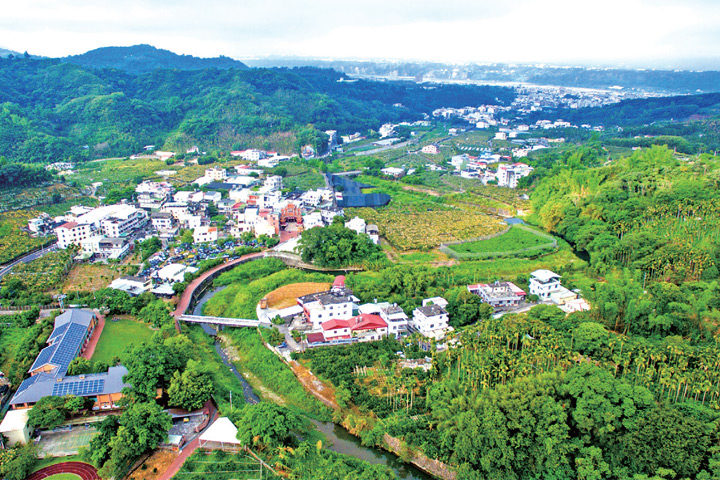 東勢擁有優美的山水與農產品，值得旅客到訪。　圖：東勢區農會／提供