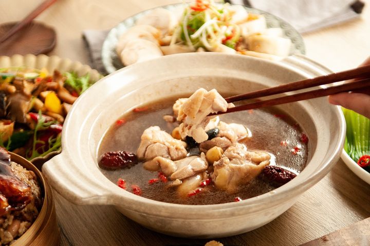 ▲黑蒜蕈菇燉雞湯是溫補聖品。　圖：台南大飯店╱提供