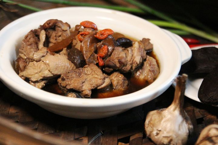 來自埔里的國宴級美味—黑蒜老菜脯燉雞湯。　圖：金都餐廳╱提供 