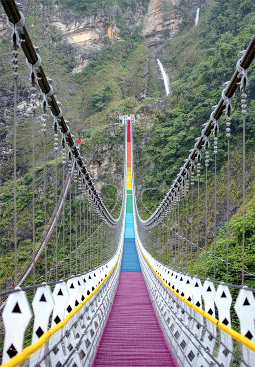 ▲全台最長、最深的的雙龍七彩吊橋，已是網紅IG必打卡景點。　圖：南投縣政府／提供