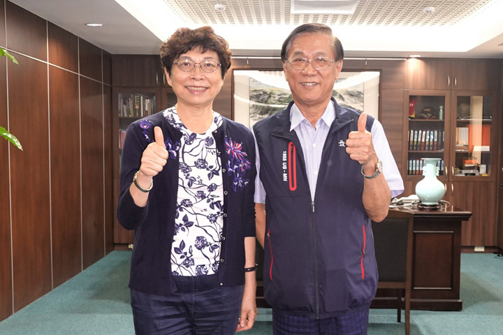 （左）台灣旅遊交流協會理事長賴瑟珍、南投縣長林明溱。　記者-歐彥君／攝