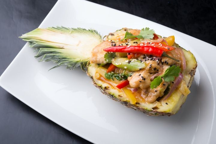 ▲菲式鳳梨雞以食令鳳梨入菜，是夏季最開胃美食。　圖：菲律賓觀光部台灣分處╱提供