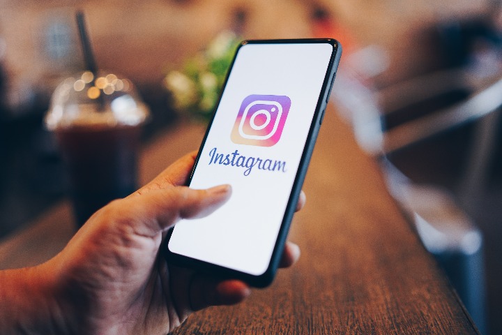 ▲ 無論蒐集旅遊資訊或旅途中，Instagram對年輕人來說都不可或缺。　圖：Nopparat Khokthong / Shutterstock.com／來源