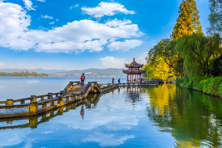 ▲碧綠的湖面倒映著亭台，風景格外愜意。　圖：Shutterstock／來源