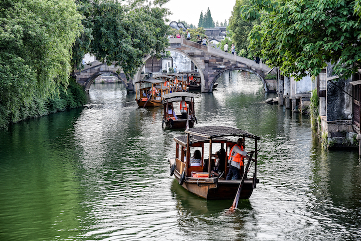 ▲搭乘小船穿梭烏鎮，是烏鎮必玩的行程。　圖：Shutterstock／來源