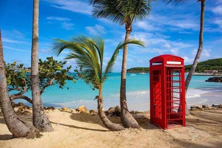 ▲安提瓜島上的Dickenson Bay，明亮的紅色電話亭與碧海和蔚藍的天空，創造了一個豐富多彩的場景讓人去想像，捕捉一個難忘的快照，然後愜意地坐在海濱酒吧或餐廳享受美景美食。　圖：水晶郵輪╱提供