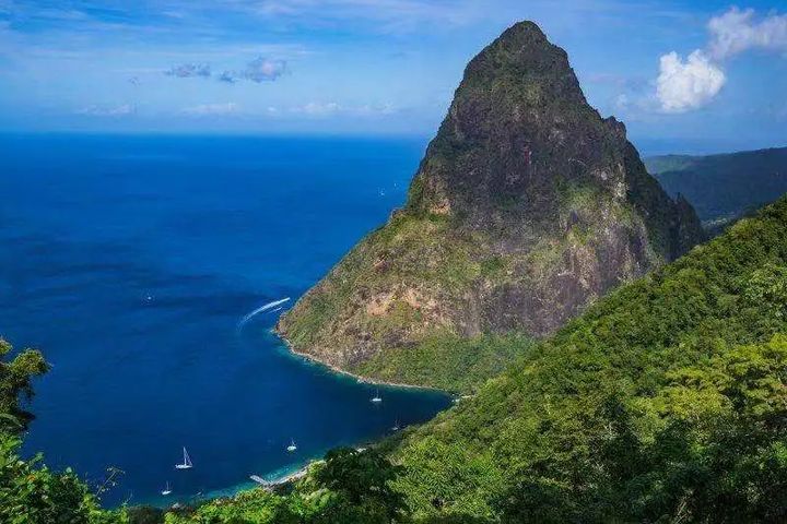 ▲聖露西亞的Tet Paul Nature Trail at the Pitons 是徒步旅行者天堂，這裡有高聳的岩釘和周圍數英里的海景。準備好您的相機，沿途美景值得您樂此不疲地拍照。　圖：水晶郵輪╱提供