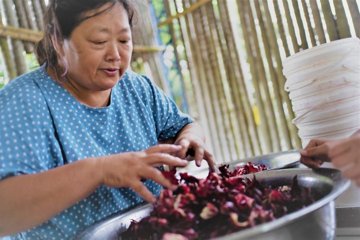 ▲洛神花醬DIY體驗。　圖：交通部觀光局茂林國家風景區管理處╱提供