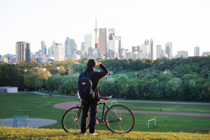 在多倫多河谷公園（Riverdale Park）遠眺城市天際線。　圖：多倫多旅遊局╱提供 