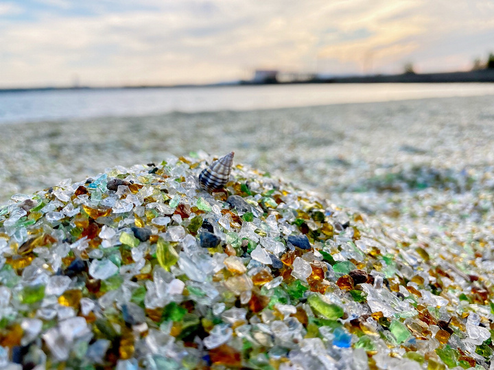 ▲這裡的夕陽美景也非常著名，與彩色的玻璃沙灘相襯更有情調。　圖：長崎縣觀光連盟／提供