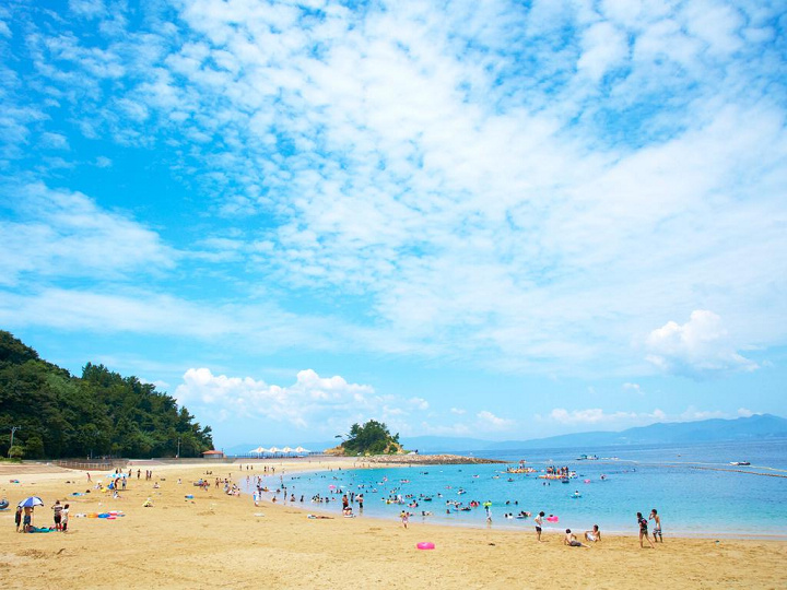 ▲伊王島海水浴場距離市區車程約半小時，開放期間從伊王島巴士站也有直達公車。　圖：長崎縣觀光連盟／提供