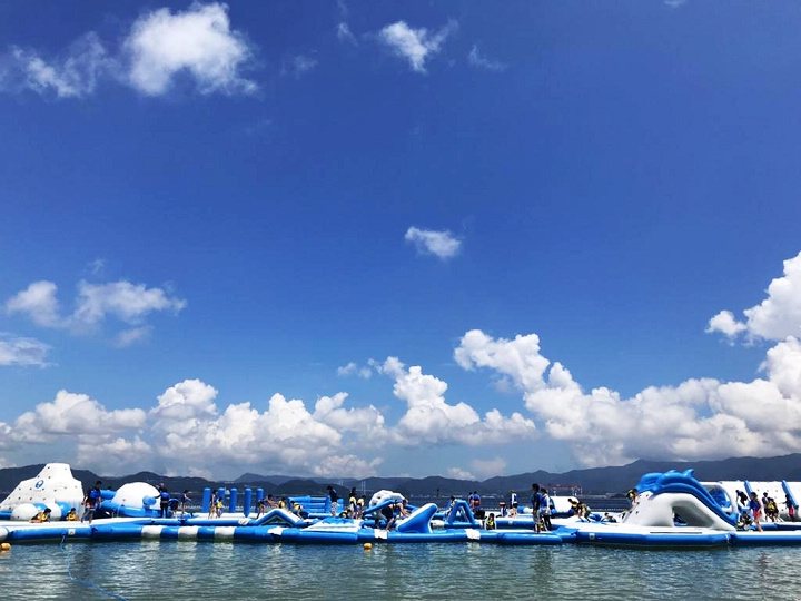 ▲巨大的海上充氣遊樂設施，讓人更能充分享受戲水時光。　圖：長崎縣觀光連盟／提供
