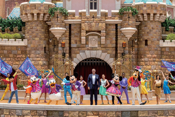 ▲香港迪士尼樂園度假區行政總裁莫偉庭（中）宣布《迪士尼尋夢奇緣》隆重登場。　圖：香港迪士尼樂園／提供