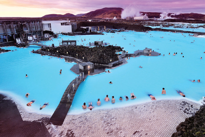 ▲位於首都雷克雅維克附近的藍湖溫泉（Blue Lagoon），是超過99％首訪旅客都會來的景點。　圖：Shutterstock／來源