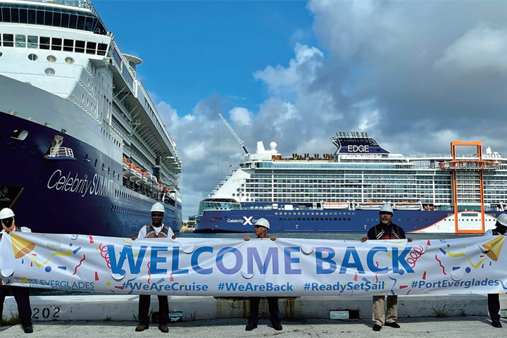 埃弗格雷斯港（Port Everglades）的船務人員拉起長長布條歡迎名人遊輪回歸。　圖：Visit Port Everglades／提供