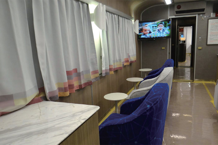 ▲客廳車廂可面窗而坐的旋轉式座位。　圖：臺灣鐵路管理局／提供