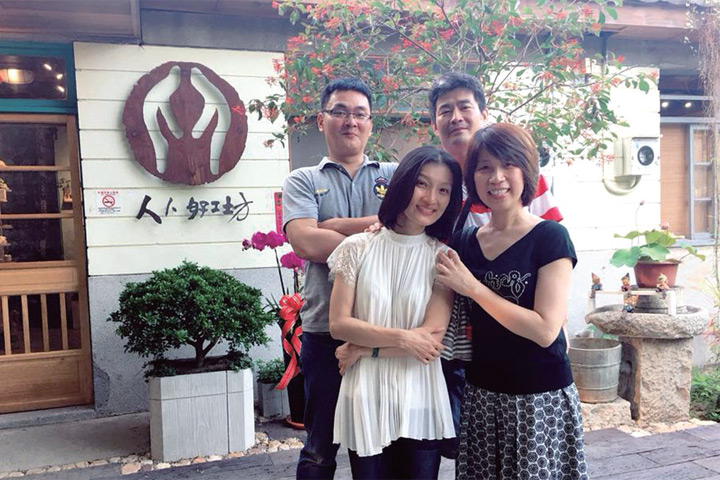 ▲「人人好工坊」創辦人朱敏慈（前排左1）與團隊及好友合影。　圖：人人好工坊／提供