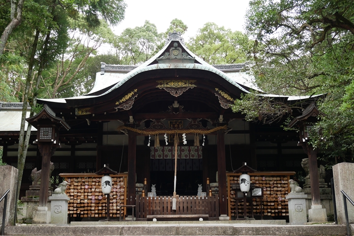 ▲岡崎神社主要供奉「速素盞鳴尊」、「奇稻田姬命」與「三女五男八柱御神子」，各司其職掌管除厄、結緣與求子安產。　圖：寫真AC／來源