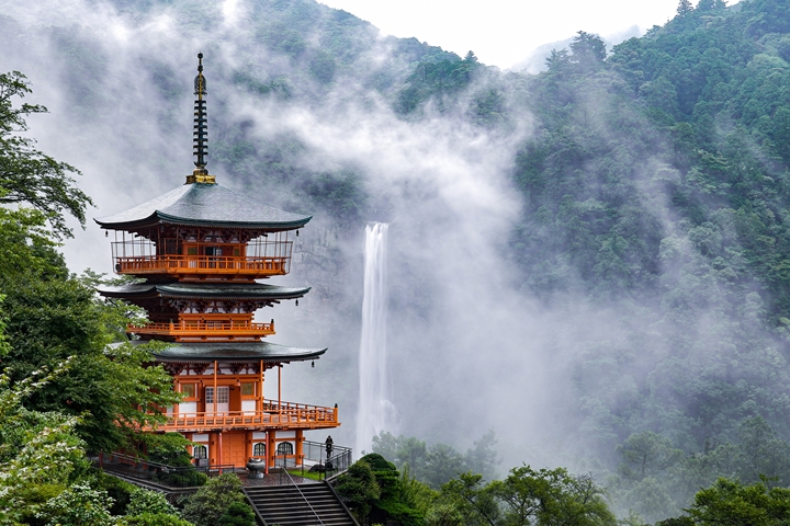 「熊野那智大社」境內擁有獨特山林飛瀑美景。　圖：公益社団法人 和歌山県観光連盟／來源
