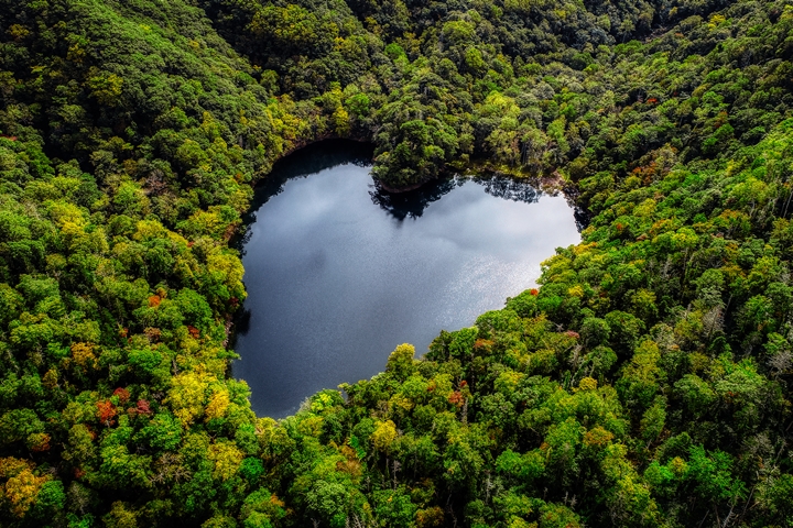 神似愛心的「豐似湖」可搭直升機從高空遠眺絕景。　圖：写真AC／來源