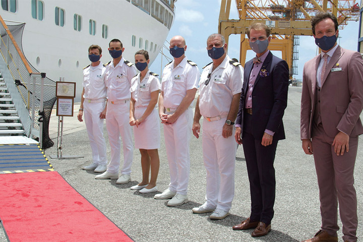 ▲Seabourn Odyssey於7╱19重啟加勒比海航程，高階主管與船員共同歡迎旅客登船。　圖：Seabourn／提供