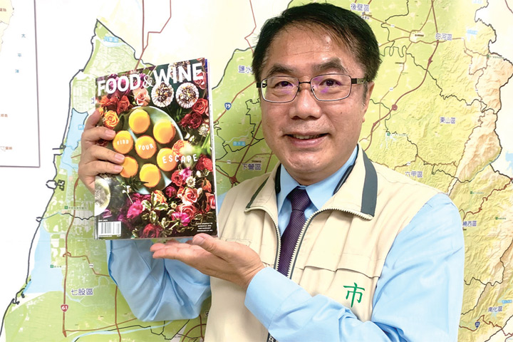 ▲台南市長黃偉哲手持國際美食雜誌《Food&Wine》5月刊台南美食專文。　圖：台南市觀光旅遊局／提供