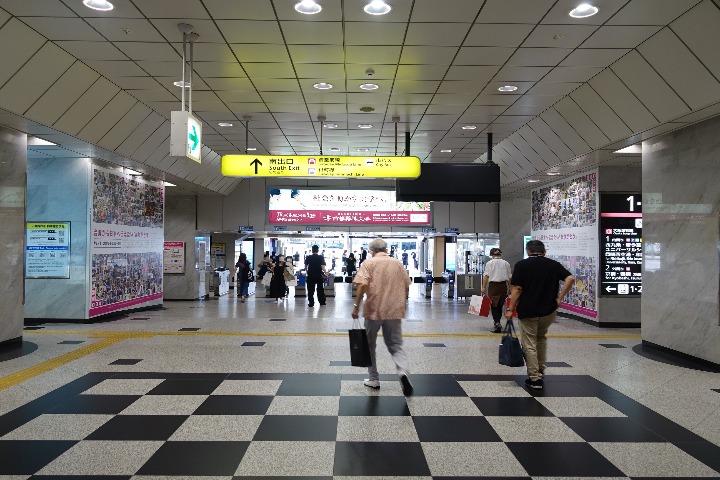 ▲感謝看板在大阪車站內盛大亮相。　圖：向日遊／來源