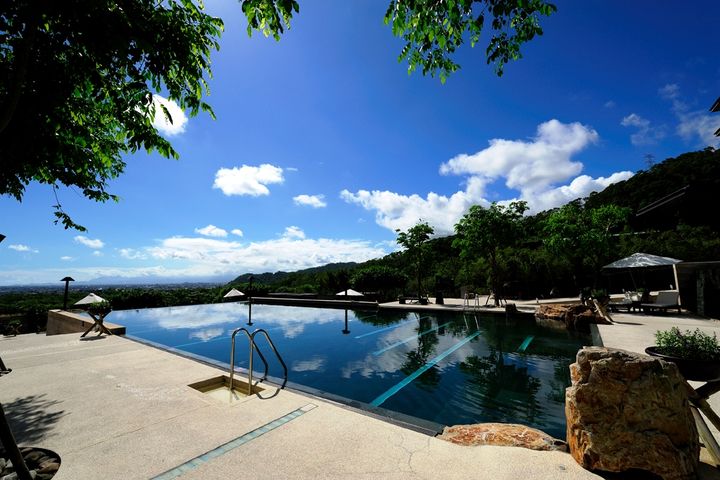 洞天風呂無邊際泳池，遠眺蘭陽平原美景。　圖：礁溪老爺酒店╱提供 