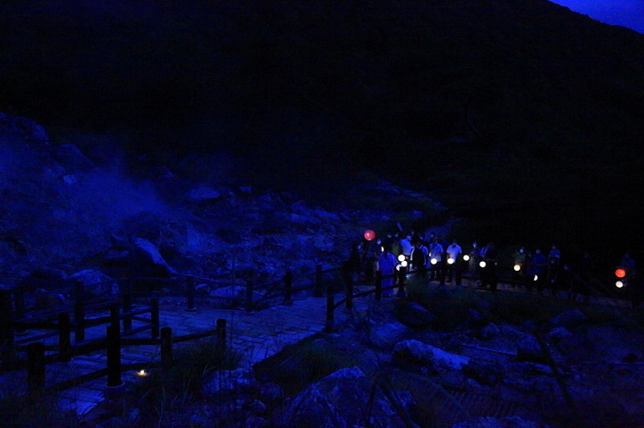 入住雲仙溫泉，晚上推薦來趟雲仙地獄的夜間巡禮。　圖：長崎縣觀光連盟／提供