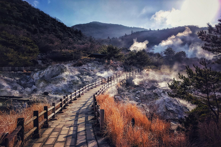 雲仙地獄內白煙飄緲，霧茫茫的視野令人彷彿身處異界。　圖：長崎縣觀光連盟／提供