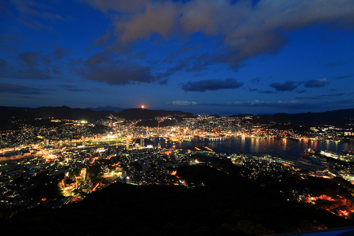從稻佐山山頂展望台欣賞到的長崎夜景。　圖：長崎縣觀光連盟／提供