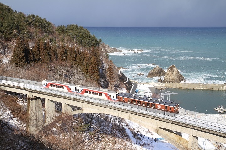 可以看遍岩手縣三陸海岸沿途海景的三陸鐵道。　圖：岩手好好玩／提供