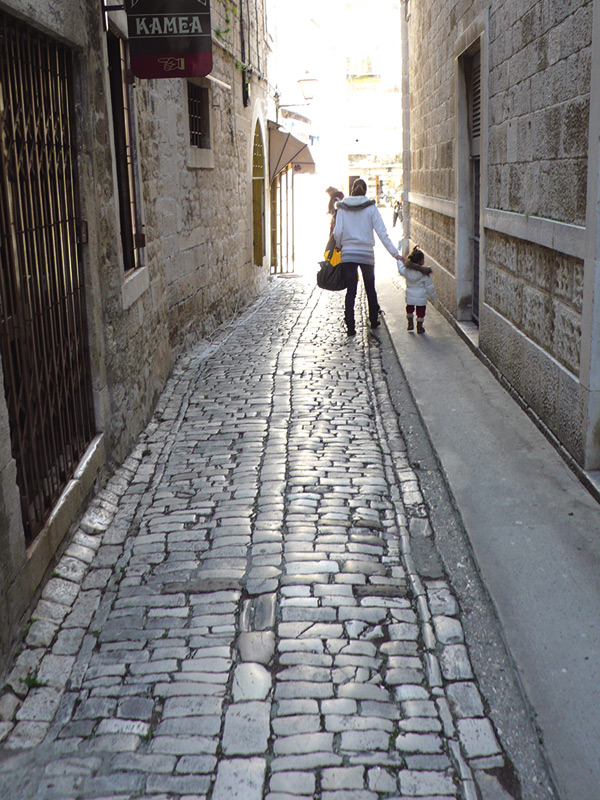 ▲16世紀古城特洛吉爾，尋寶小巷弄。　圖：吉光旅遊／提供