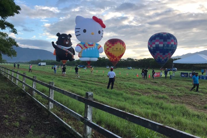 Hello kitty及喔熊熱氣球造型繫留體驗，於池上首發登場。　圖：臺東縣政府交通及觀光發展處╱提供