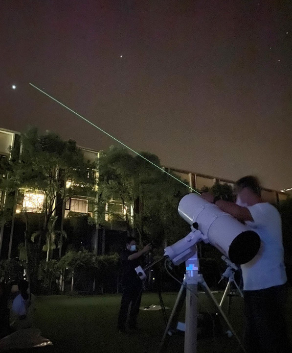 ▲在香草花園使用專業觀星望遠鏡觀察木星與土星。　圖：星野發展協會-曾國尊／提供