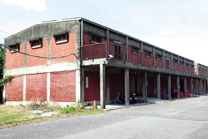 ▲建於西元1981年糧食局穀倉紅磚建築，即將轉型為餐飲及複合商場。　圖：埔心鄉農會／提供