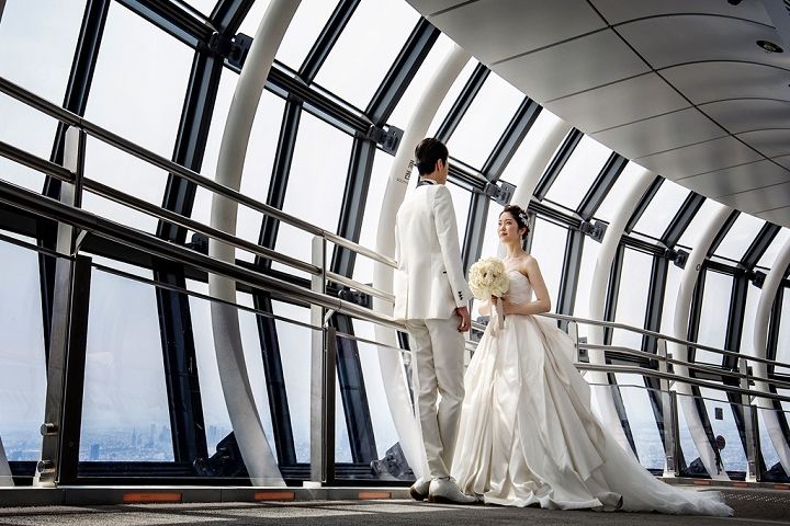 天望回廊110公尺長的波狀廊道營造超現代感的婚紗場景。　圖：Ⓒ東武鐵道株式会社／來源