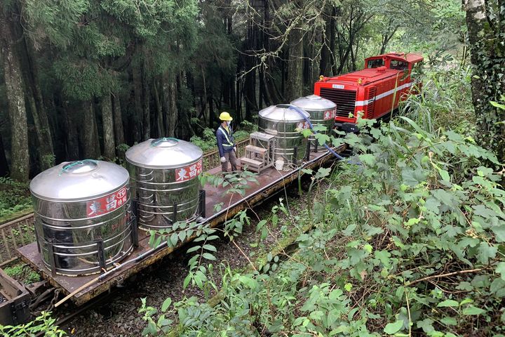 ▲水車灌注到對高岳車站水塔，解決缺水之苦。　圖：林務局-阿里山林業鐵路及文化資產管理處╱提供