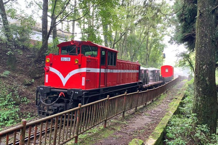 阿里山林鐵列車協助載送水車。　圖：林務局-阿里山林業鐵路及文化資產管理處╱提供 