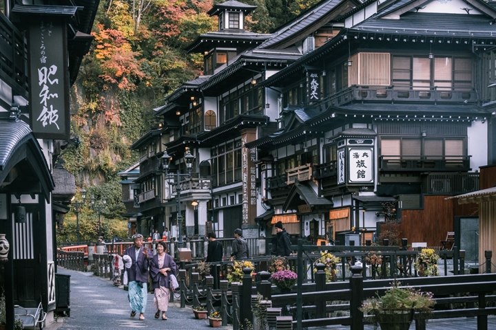 來到山形縣的銀山溫泉，懷舊氛圍宛如進入神隱少女的奇幻世界。　圖：日本旅行情報局／提供